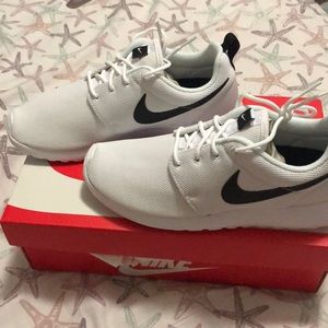 Nike Roshe  White size 7
